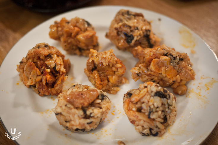 5. You're DONE! Messy, but fun. And overall, the spiciness got toned down by the addition of the rice + seaweed + the fragrant aroma of sesame seeds. Man it was addictive!