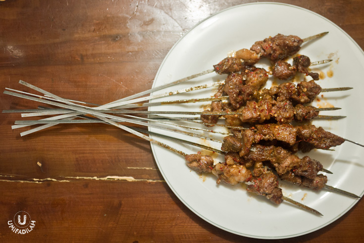 “Sate Daging Kambing” / Roasted mutton kebabs –
IDR 8.000 each skewer. It is said to be one of the most famous dish in Xinjiang – so famous
that you’d see them in almost every corner of the city. It’s also called
“Kawap” in Uyghur language. When our order came in, it took me by surprise
seeing those large iron skewers – kinda reminds me of Sate Klathak in Jogja with its unique skewers made of bicycle spokes. There
is no dipping whatsoever for this type of Uyghur satay, but I can assure you
that this was probably THE highlight of
the night . It smells SO good – imagine tender mutton seasoned lightly with
salt plus strong hints of cumin and coriander, then grilled to perfection
leaving the entire restaurant pervaded by its fantastic smell. Recommended.