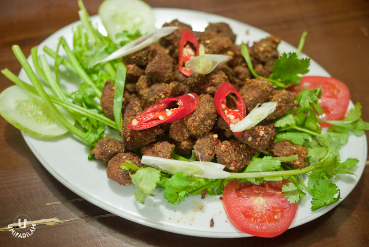 “Daging Kambing Ziran” / Fried Mutton with
Cumin – IDR 80.000.
We were intrigued by its ‘masculine’ name, and we were right. This is basically
mutton seasoned with typical Urghuy strong spices such as cumin seeds, red
pepper flakes etc, and it comes with a plateful of cilantro/coriander leaves
which really elevates the overall dish. Tasty, but the meat itself weren’t as
tender as the kebabs earlier.