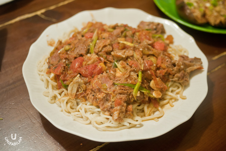 “Mie daging kambing + daun bawang goreng cepat”
/ Handmade noodles with quick stir-fried lamb and spring onions – IDR 38.000. The Urghuy people calls them “Laghman” , handmade pulled noodles
topped with stir-fry meat and lots of vegetables (mainly tomatoes) boiled in
meat stock. Some people also call them “Lanzhou
pulled noodles” , and since it’s freshly handmade, the texture is very soft
and not as bouncy as I thought it would be. It’s quite an unique dish,
different from any other Chinese Lamian I’ve tried before.