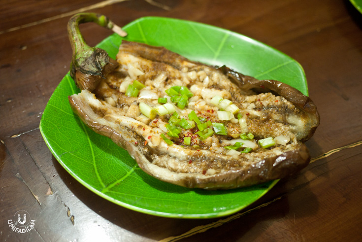 “Terong Panggang” / Grilled Eggplants – IDR 12.000. Finally a vegetable dish as a meal balancer :p. It’s a very simple dish, but the freshness of the ingredient
speaks for itself. Lightly seasoned, and tasty.