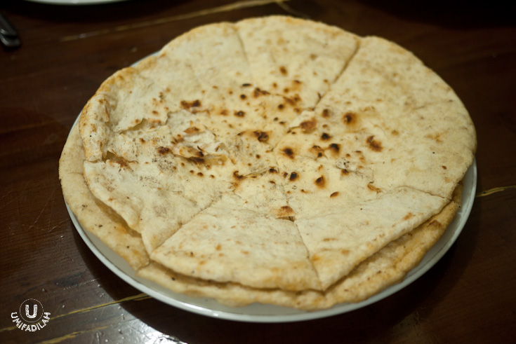 “Kue Gepeng Bakar” – IDR 8.000. It’s funny how they name it as “Kue
Gepeng Bakar”, when the term that I’m familiar with is plain naan bread :p It’s
basically the same, baked flat bread that serves as accompaniment to curries.
So it’s only natural that we just had to order an additional bowl of curry, right? :)