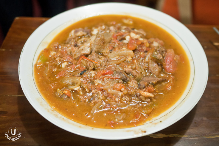 “Kare Kambing” / Mutton Curry – IDR 50.000. Again, another surprise. Xinjiang’s
curry is very different compared to Indonesian or Indian curry. It uses no
coconut milk, so it’s not at all thick. Instead, they’re using tomato-based
broth to enhance the mutton stock. It somehow resembles the topping of the
previous Lanzhou noodles, so honestly I was kinda hoping to get another new
flavor. But nonetheless it tasted nice, and back then all I wanted to do was to
dip in my naan bread to these light-yet-chunky curry. Great accompaniment.