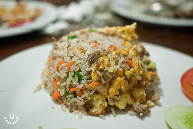 “Nasi Goreng Daging Kambing” / Fried rice with
Mutton – IDR 30.000 .
This nutritious Xinjiang fried rice, or “Polu”/pilaf as the Uyghurs call it, is
basically fried rice cooked with vegetable (mainly carrots and spring onions),
with eggs and mutton meat. It’s tasty, but if you had to ask me, I still prefer
our very own Nasi Kebuli that has more spices into it.