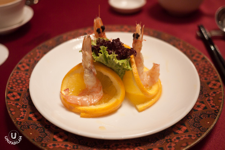 Chilled Fresh Tiger Prawns with Homemade Orange
Sauce (IDR 48k)
Started off with this cold appetizer, three medium-sized fresh tiger prawns sit
on top of sliced mandarin oranges with lettuce salad in the middle, drizzled
with homemade orange sauce. Very playful taste, hint of sweetness of the
oranges and perfectly-cooked texture of the prawns just complement each other.
I enjoyed them so much that I ate 2 portion of this myself.