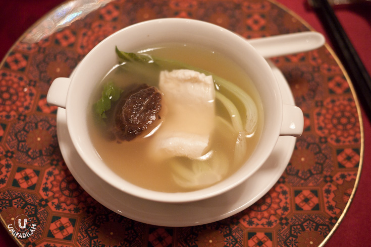 Double-boiled Fish Maw Soup with Black Mushroom
(IDR 98k)
It was actually my first time eating Fish maw , also known as fish's swim bladder . And
wow, I got surprised by its texture. It’s super firm, with jelly-like texture
that you’ll be wondering yourself which part of a fish could possibly have texture
THAT good. It literally melts in your mouth – if it were Wagyu it’d be a 12++
grade, I tell ya. The broth is very light and the black mushroom adds more
depth of flavor.