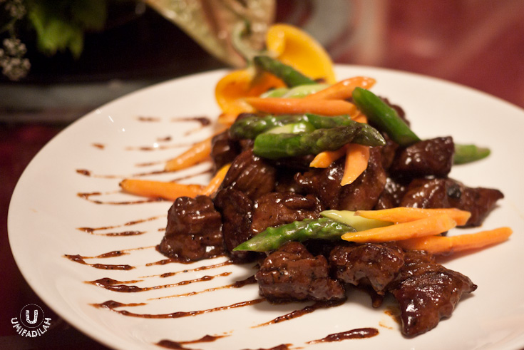 Wok Fried US Beef with Asparagus in Black
Pepper Sauce (IDR 208k)
Now, the highlight of the whole meal was undoubtedly this dish. US beef cubes
cut in generous thick chunks are wok-fried in high heat resulting in smoky,
charred aroma, then coated with blackpepper sauce with asparagus. The sauce was
not over-dressed, the asparagus was still crunchy, and the meat, OMG.. really
really good. Prices won’t lie on this dish for sure. TOP DISH!