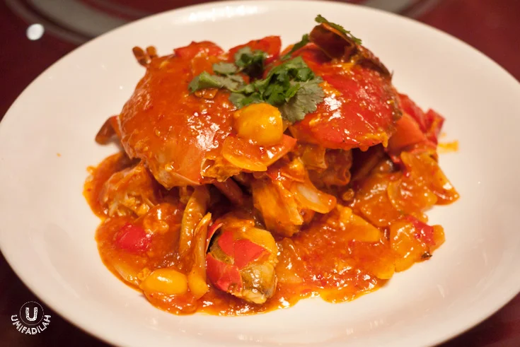 Live Crab with Chili Sauce
In here we’d usually call it “Kepiting
Saos Padang” :p They name it live crab because it uses live crabs displayed
on this huge aquarium at the back of the restaurant. It’s quite huge, and
although I find it lack of spiciness, this dish is great for sharing.