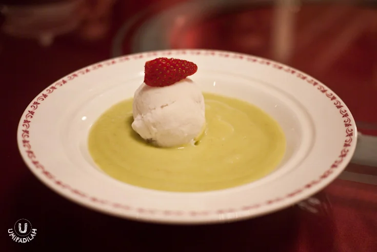 Chilled
Avocado Puree topped with Coconut Ice Cream (IDR 35k) 