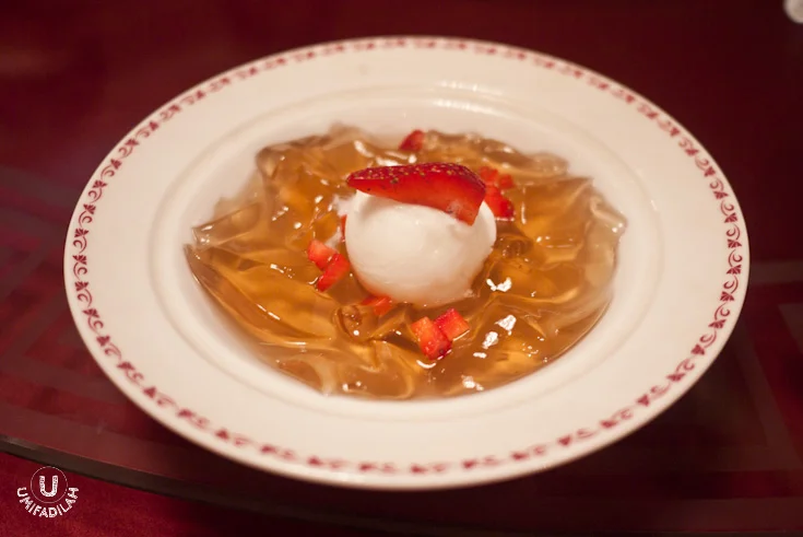 Chilled
lemon Grass jelly with Lime Sorbet (35K)