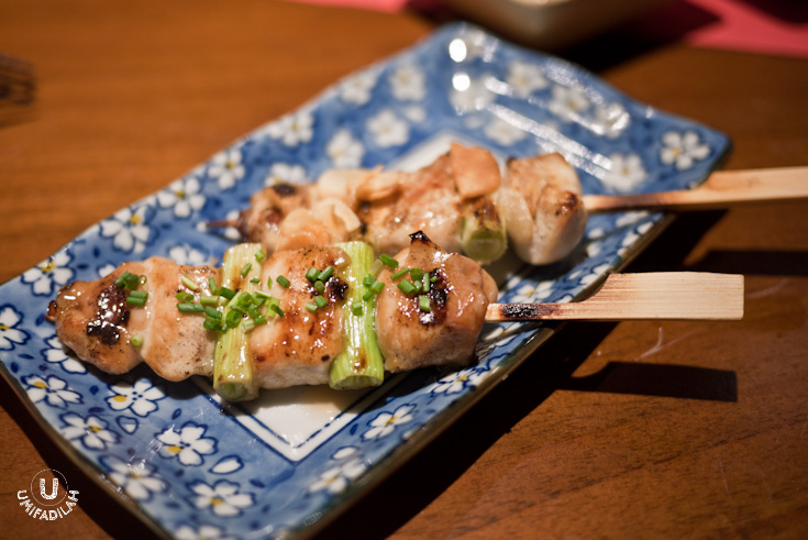 Yakitori (grilled chicken breast &
scallions) – IDR 12.000. The front one is the sweet type, and the other one is the salty one.
Loved the sweet ones more.