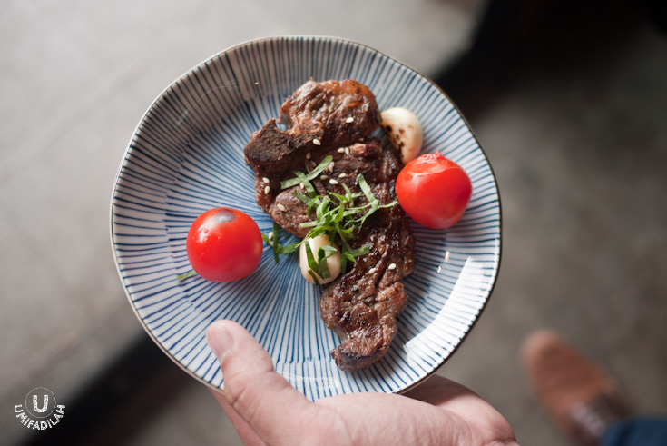 Ramu Yaki (Lamb Chop) – IDR 69.000, served with cherry tomatoes, grilled
garlic, and chopped mitsuba leaves. For
less price comes smaller chunk of meat. Still, I’d recommend the shoulder for a
better eating experience.