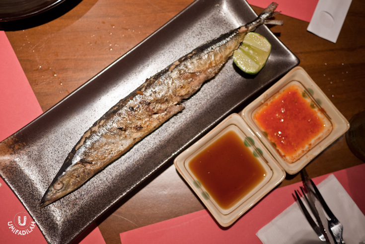 Sanma Yaki (Grilled Sanma) – IDR 45.000. Looks simple and appetizing huh? The
sanma flesh is white and delicate indeed. Great to dip in their Ponzu or Sweet
Sour sauce. But, there is a BUT. You really need to remind the cook to make
sure it’s cooked all through or else you’ll end up like me: got really turned
off while butchering the mid-area of the fish, only to find out that some are
still red & raw.