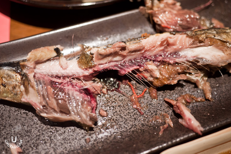 Still, the
waiter tried to convince me that it is how it’s supposed to be when grilled :(
Duh, if I could I’d ordered the fried version instead, you know. If only the
interior was as good as the exterior, huh? (P.S: Sorry for the blunt animal
butchering pic.)