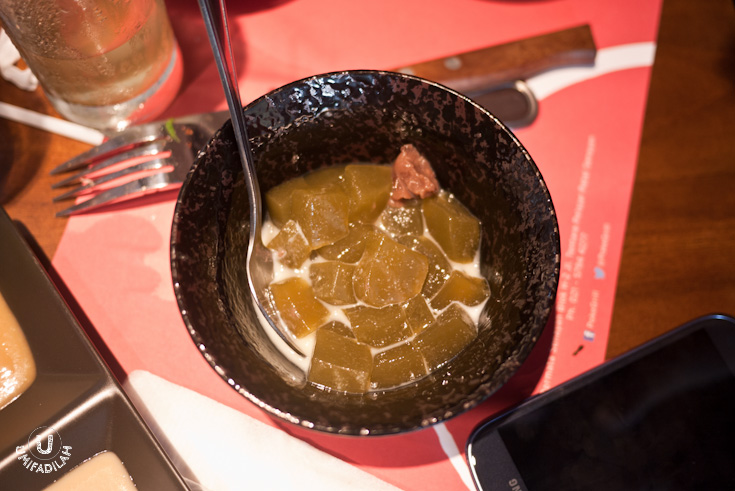 Green Tea Jelly – IDR 15.000. There are only 2 desserts and this
one makes more sense if you’re not the adventurous foodie. The small brown-ish
dollop on the side is actually red bean paste.