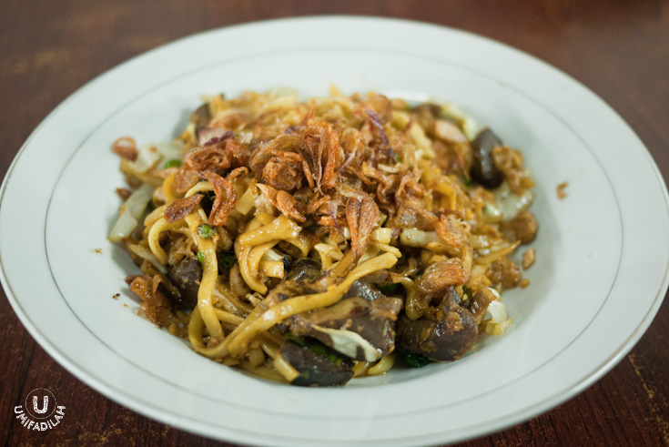 Bakmi Goreng – IDR 18.0000. When you’re not quite in the mood
for something soupy, there’s nothing wrong to order this one instead. They
skilfully tossed the wide-noodle along with other spices & ingredients on
high heat, and you can also order additional chicken liver/gizzard for IDR
5.000 .