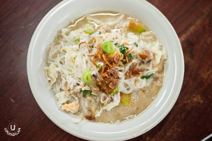 Bihun Godhog – IDR 18.000. I have to say that I LOVE their
Bihun version better than the noodle. The vermicelli looks slightly
wider too, not as thin as the ones we found in Bakso (starchy meatball soup).
It’s almost as if I’m eating Vietnamese vermicelli, you know. It takes the
whole slurping effect to another level of gluttony. Oh, and don’t forget to
request additional broth because it’s just so damn tasty! MUST TRY.