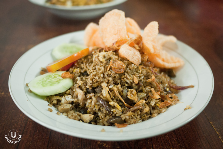 Nasi Goreng Ayam Bumbu Jawa – IDR 18.000. Traditional Javanese fried rice
with standard chicken topping (+ additional chicken liver & gizzard). I
suggest if you order this, crank up the heat of your taste bud with special
request to add lots of bird-eye chili. Works really really well (for me, haha).