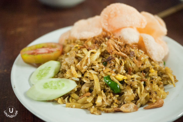 Nasi Goreng Ayam Jawa (Campur Mie) – IDR 18.000 . It’s basically the same as the
previous one, except that this dish also incorporate strands of noodle into the
fried rice. In Java, we called it “Nasi
Goreng Magelangan” . It’s for people who could not decide whether to have
fried rice or fried noodle, so it’s a win-win. For me? Not so much. Their Lamb Kebuli Fried Rice wins over
anything on the menu!