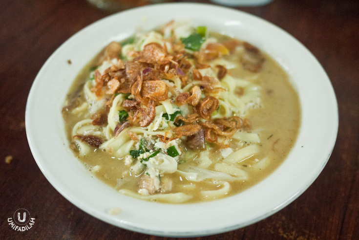 Bakmi Godhog – IDR 18.000. If you’re used to eating Javanese
noodle, you’ll notice that this version has a slightly wider noodle. Slurping
the broth is essentially what makes this dish a comfort food for most people in
Java. Even if this one’s not as authentic as the ones in Jogja (there they use
traditional wood & charcoal method for boiling the broth), I’d say it’s still
a strong contender. They use local free-range chicken, resulting in a richer,
tastier soup.
