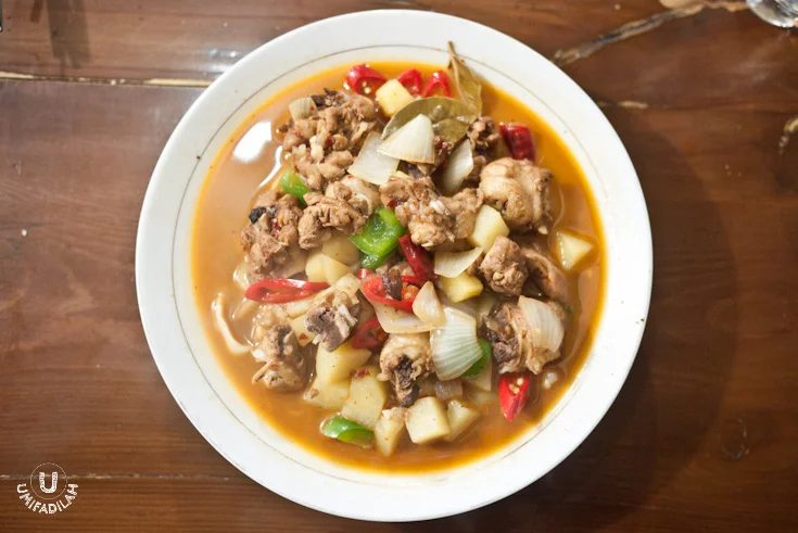 “Mie Ayam” – IDR 40.000. Directly translated as “Chicken
Noodle”, this sure isn’t your ordinary chicken noodle commonly found in the
street. To be honest I was quite surprised when this dish arrived at our table.
Ha! This is chicken noodle, Xinjiang style. The thing that made it so distinct
is the usage of Szechuan peppercorn ,
they had to import them from the land of China because there’s no such thing
coming close to that flavor here in Indonesia. This dish gives more heat kick
and I just love it. Other than full chunks of chicken, it’s also loaded with
potatoes, paprika and other vegetables.