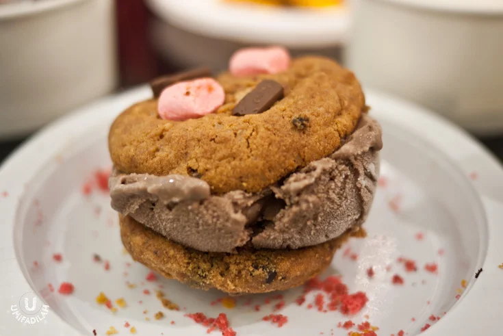  S’mores cookie (top) – Chocolate scoop –
Classic choco-chips cookie (bottom)