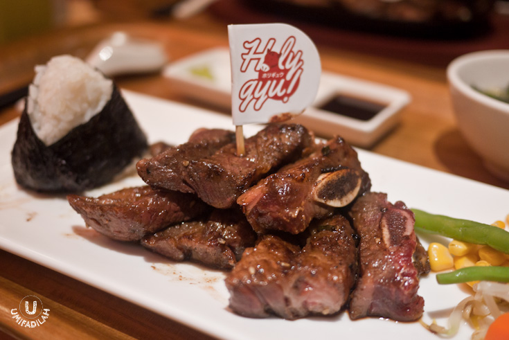 Wagyu Short Rib Bone-in – IDR 100k (200gr) /
IDR 80k (100gr). The
200gr portion was quite fulfilling. True, it has bones, but there were also
lean and thick cuts that’s just remarkably juicy and well-seasoned. We did give
feedback that we needed cutleries such as knife and fork, because it’s almost
impossible to finish them clean using only chopsticks. Well you can always do
it my way, by using bare hands, because it’s fingerlickingly good!