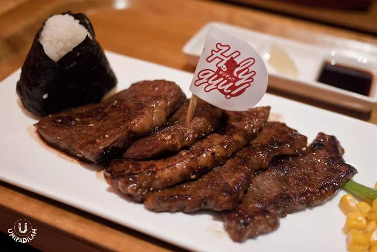 Wagyu Short Rib Boneless – IDR 142k (200gr) /
IDR 100k (100gr). This
was, wow . I mean, did you see those layers of fat? It was juicy, succulent, and
if you cut right through you can still see some pink flesh of the fresh meat.
Honestly when the waitress came in, he didn’t ask us whether we wants it to be
rare/medium/well-done; but when this adorable-looking steak came, I didn’t file
a single complaint. They know what’s best. And I couldn’t be happier.