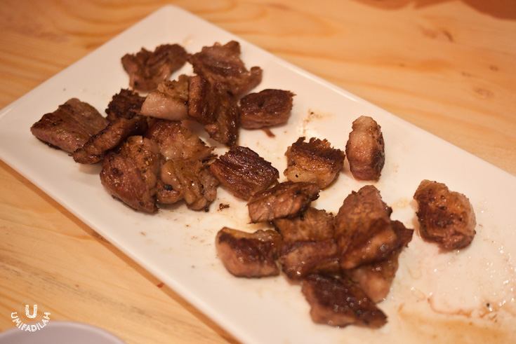 Kobe Beef chunks seasoned only with salt and
pepper. It was
slightly a bit overdone to my liking (for Kobe beef I like them to be medium
rare :D), but the quality of the ingredient speaks for itself. Super juicy and
buttery it literally melts in your mouth.