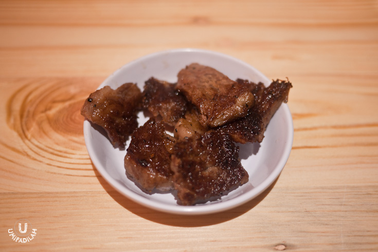 There’s a
certain pleasure of photographing with you being busy holding out on your
saliva – the fact that you just wanna get over it so soon and tuck into the
actual eating. Oooh how I will be back for you, Kobe.