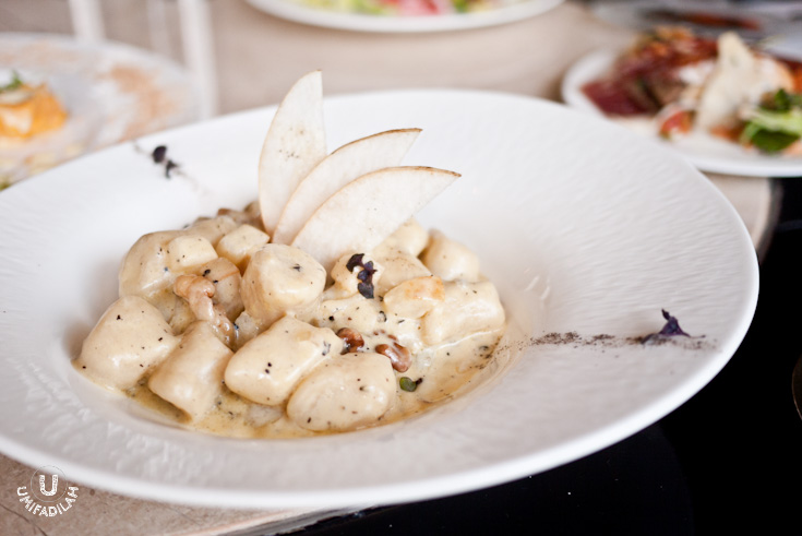 Gnocchi with gorgonzola, pear, walnuts, black
pepper and creamy sauce – IDR 80.000. Creamy gnocchi dish has always been my
favorite when it comes to pasta, and Gorgonzola is just the right type of
cheese for that. The addition of pear & walnuts add more crunch & the
strong black pepper gives flavor balance to the dish. My only tiny feedback is
for the gnocchi cubes to shrink down to a smaller bite-size – aside from that,
this hearty dish wins my heart.