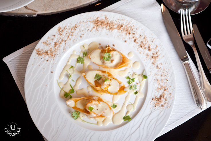 Ravioli with pumpkin, goat cheese and amaretti
powder – IDR 70.000.
Amaretti is like an almond meringue biscuit, but the scattered crumble you see
on top actually has more of a savory flavor to it. So the combination of sweet
pumpkin ravioli + gooey cheese sauce + salty amaretti crumble creates a
perfectly balanced dish in terms of both flavor and texture. The presentation
itself deserves a 5-star that Jason Mraz might call it ‘A Beautiful Mess’ :)