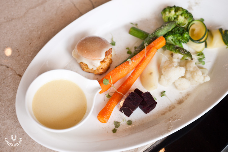Cheese fondue with selection of steamed
vegetables and cheese bread – IDR 60k. This might be the 'weakest' dish among
other main courses on the menu, but I did enjoy munching on my vegetables
especially by dipping both asparagus & carrot to the fondue. The bread? Not
working so much for me.