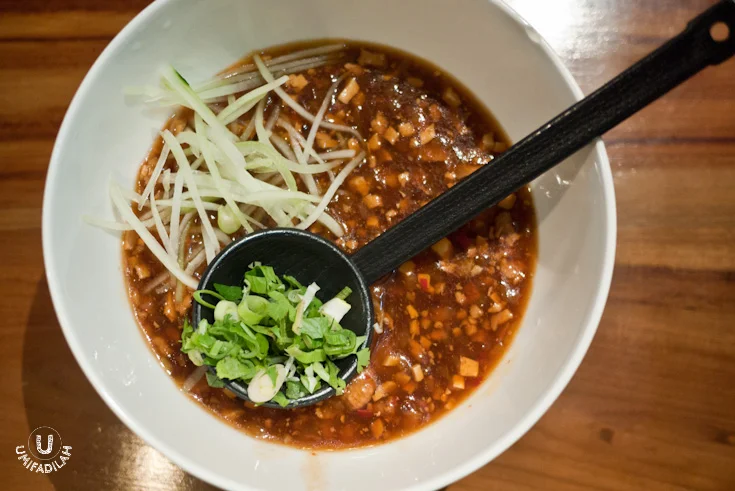Mie Cha Chiang Daging Ayam / Noodle with Mixed
Chicken & Mushroom in Spicy Sauce – IDR 28.900. FYI, it’s not spicy at all, so never mind
about the menu’s description. The gooey sauce tends to be savory with a hint of
sweetness. What more can I say, it’s Chef Recommended :)