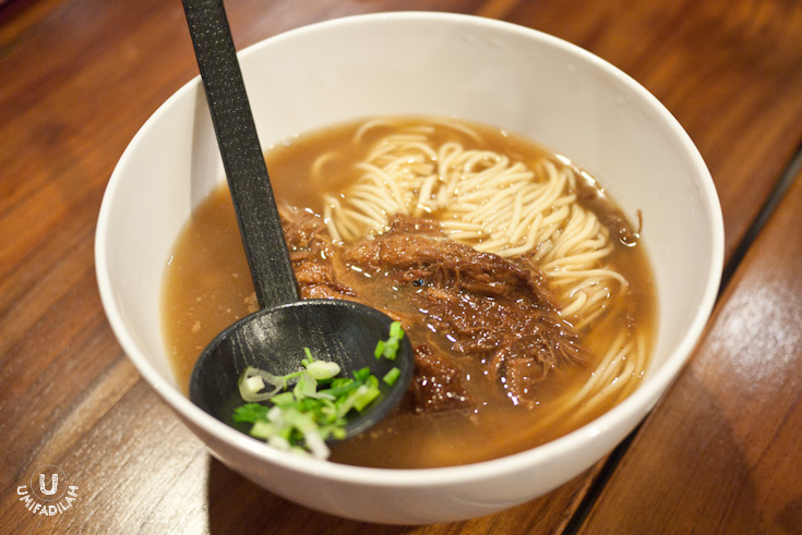 Noodle with Stewed Beef Brisket – IDR 34.900 . This actually reminds me of Din
Tai Fung’s version of beef brisket noodle which cost twice as much ; and also
DTF version has a clearer broth while this one’s a bit darker and sweeter. Either
way, tasty soup + long strands of chewy noodle + tender beef brisket = I SAY
YES. YES. YES.