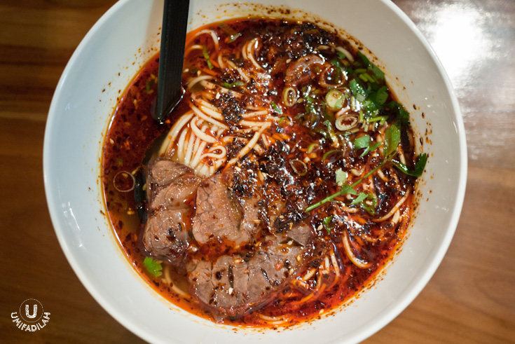Noodle with Sliced Beef in Chili Oil – IDR
34.900. Can you see
the bright red chili oil & flakes floating on top? Haha, it looks exactly fiery as it says. And it is indeed, HOT, people. I prefer these beef slices compared
to the previous beef brisket, so if you feel like you can handle hot stuff,
then it’s a perfect option for you.