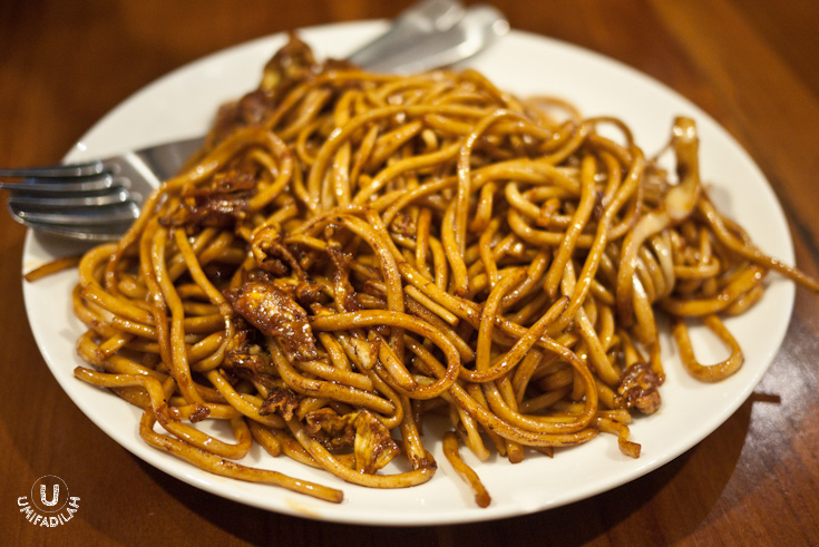 Fried Noodle with Egg – IDR 21.900. Okay hear me out first. I don’t
know what it is about this particular oh-so-simple noodle & egg dish, but
it’s just soooooo… addicting I find myself order takeaways twice in each
of my visit . Maybe it’s the chewy and rubbery noodle texture, minimal
seasoning, and the super strong wok-hei aroma that just keeps sending signal to
my brain to never stop eating it! And it's less than IDR 25k :O Seriously, RECOMMENDED.