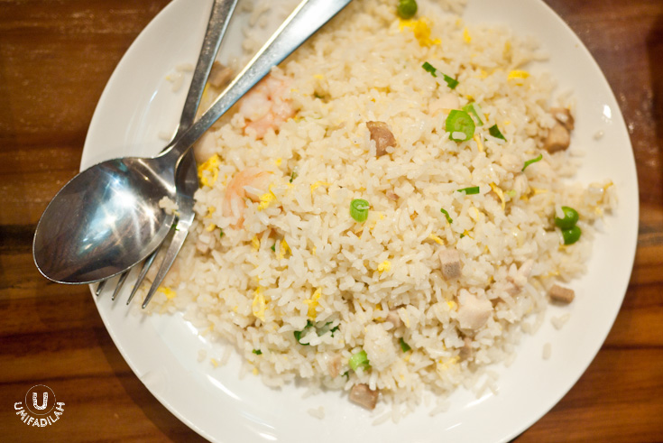 Fried Rice with Seafood & XO Sauce – IDR
26.900. Generous
seafood hidden beneath the typical pale looking Chinese fried rice. Don’t let
the pale colors fool you, it’s quite tasty but I still think their noodle wins
over their rice menu selections.