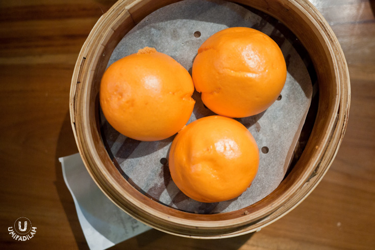 Ba Pao / Steamed Bun with Egg Yolk Filling –
IDR 13.900. Not
really digging sweet egg yolk bun since I’m more of a savory person, but it was
quite nice and fulfilling though.