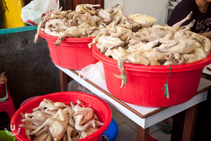 This is approximately
the quantity of local free-range chickens that they use daily: 3 MEGA BUCKETS.
Bubur Angke opens starting at 4pm onwards, but it’s only been half-an-hour
since I came in, yet they’re almost running out of 1 bucket alone . Crazy
selling rate like cold lemonade on a summer day, huh?