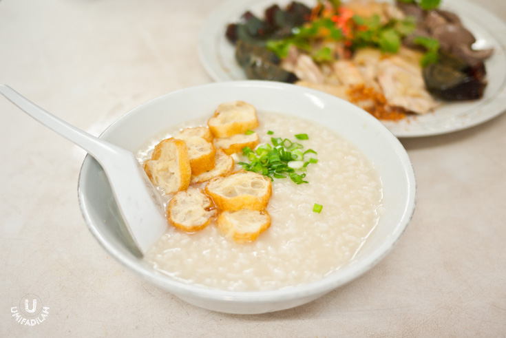 Bubur
Angke’s porridge has a slightly runnier consistency , and you can actually see the
rice grains once spooned. It might be the only reasonable explanation on why I
finish my bowl SO quickly, haha. 