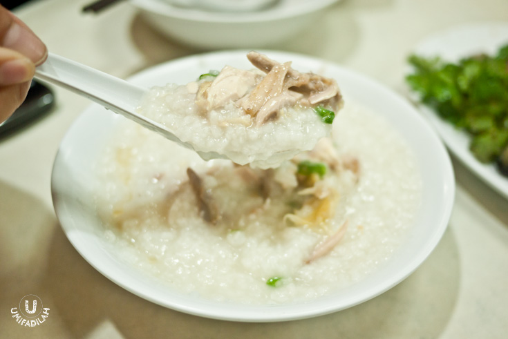 Also, when
you spoon to the bottom of bowl, taa-daa – not so plain, eh? When you order
‘chicken porridge’ they translated it as literal as it should be – means, you
will find shredded chicken meat in it . If you want a plain porridge, you have
to request it to the chopping guy seen in front of the stall.