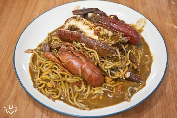 Mie Aceh
Lobster (full) – IDR 79k. Well this one’s supposed to be called Mie Aceh Crayfish instead
because at that time they were running out of the marine Lobster... but oh well, they gave 3 generous crayfish so I'm good! Flavor-wise, wow, the thick curry-like sauce made of lobster broth + bold spices, blends really well with the savory meat and yellow noodle. And the addition of crunchy vegetables such as beansprouts and small chunks of cauliflowers adds a bit sweetness to it. DELICIOUS!