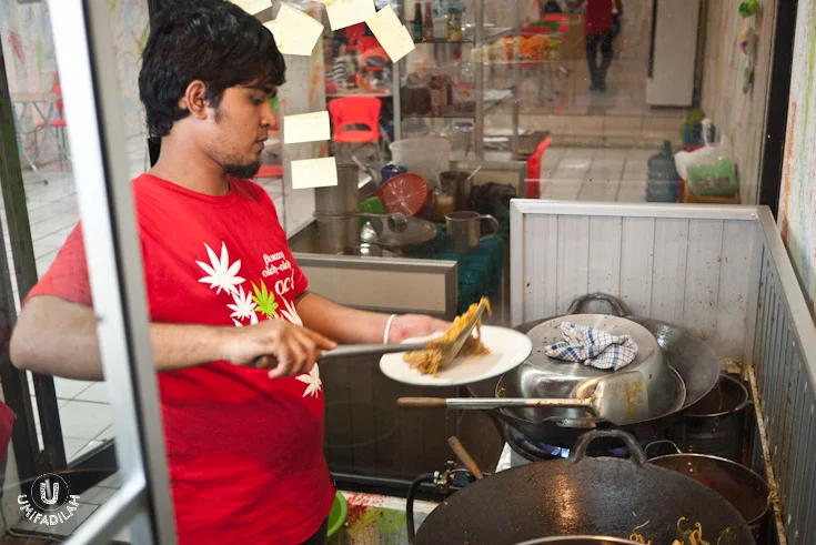 Preparing the Mie Aceh.