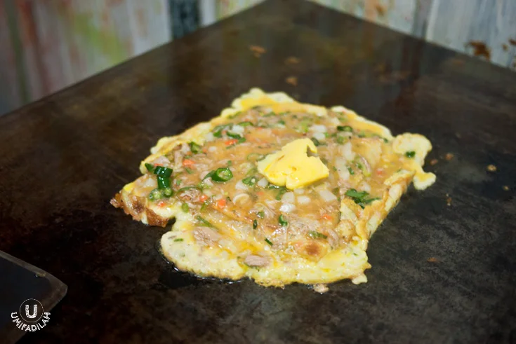 Martabak Aceh with minced meat, in the making. That night I learned how Martabak Aceh differs from the martabak we've commonly seen in street-food vendors. Martabak Aceh has strong influence from Thai/Vietnam's "martabak", with the martabak dough being 'trapped' between the egg mixture. Means that the egg mixture is poured on top of the dough, then flipped over, and being poured again so somehow it looks more like an omelette.