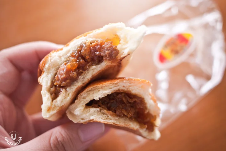 Usually when eating stuffed bun, you’ll only reach the filling at second or third bite. But that’s not the case with Henis’ bread – true that they looked small but don’t be fooled by its outer appearance, you’ll get to its filling right at the first bite!