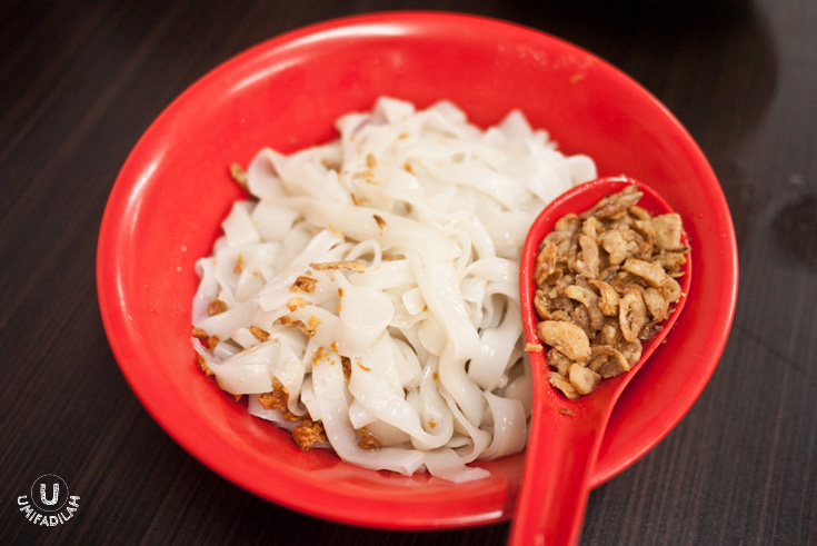 Kway teow (kwetiau) at Bakso Akiaw. It’s a matter of preference,
really. If you like wide noodles you should opt for this one instead.