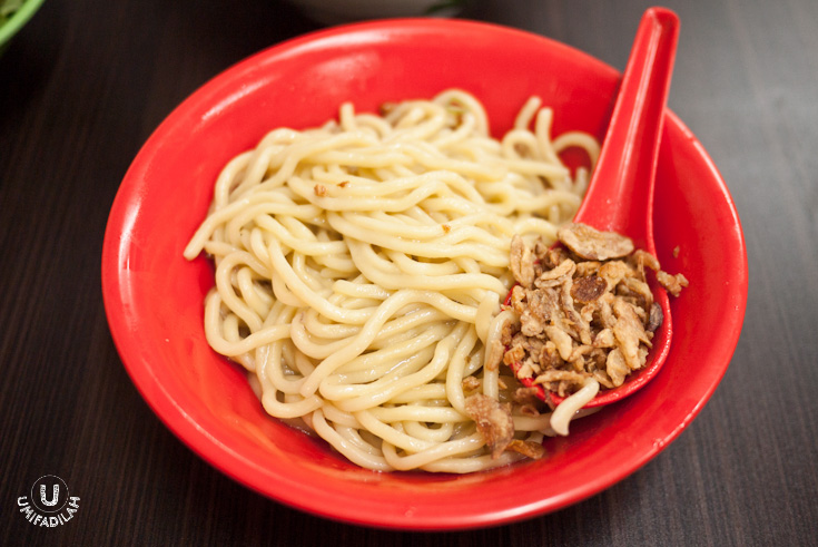 Thick yellow Hokkien noodle. Perfectly bouncy and chewy, super
fragrant & tasty coating sauce, has that addictive savory taste that makes
me wanna slurp them over and over again. They’re good alone but with the broth
they’re so much better.
