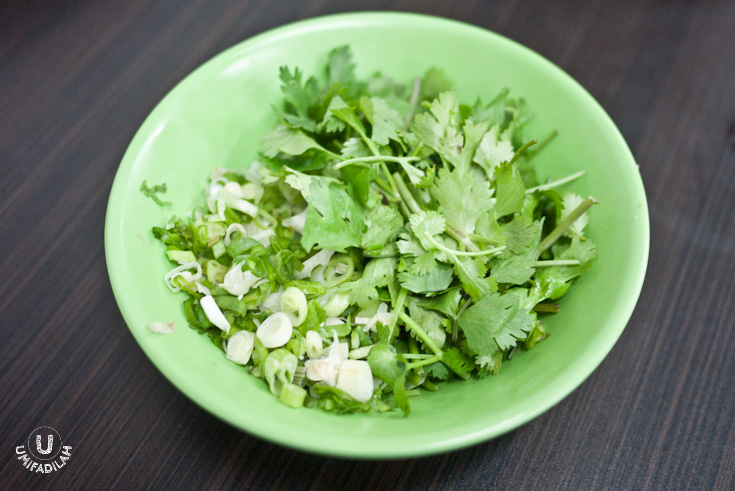 Fresh
cilantro leaves and chopped spring onions. I’m a BIG fan of wansui/cilantro
leaves, and although we don’t usually eat them with meatball soup, it’s a
different case with Medan-style Bakso. The addition of herbs gives familiar
zing to the beef broth, and it’s just really wonderful. Love! 