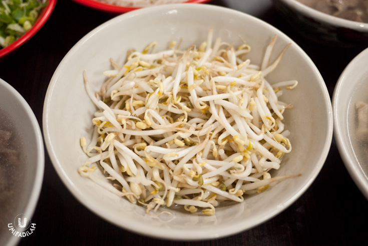 It’s not
exactly listed on the menu but the regular customers already know that they have the
option to order an additional bowl of blanched beansprouts. Crunchy vegetables?
I couldn’t say no to that. 
